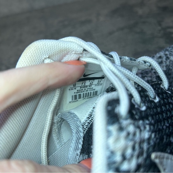 Nike Roshe Run Running Shoes 844958-101 Womens sz 10 - black/white - Picture 6 of 6